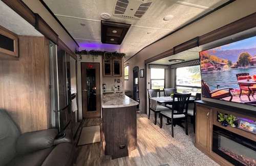 Willis Cabin | Lake front on Conroe RV Stay !