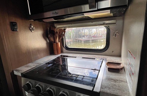 Willis Cabin | Lake front on Conroe RV Stay !