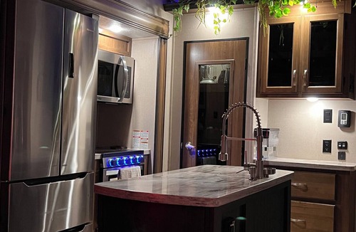 Willis Cabin | Lake front on Conroe RV Stay !