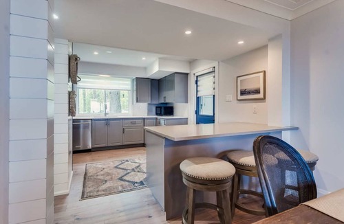 Innisfil House | Lake Simcoe Luxury waterfront Retreat near Friday Harbour! Hot Tub!