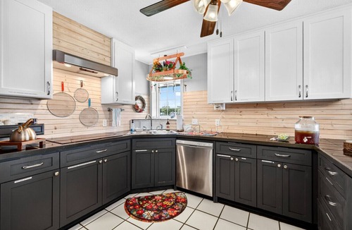 Kingston House | Lake Texoma 4BR Retreat | Hot Tub & Fire Pit