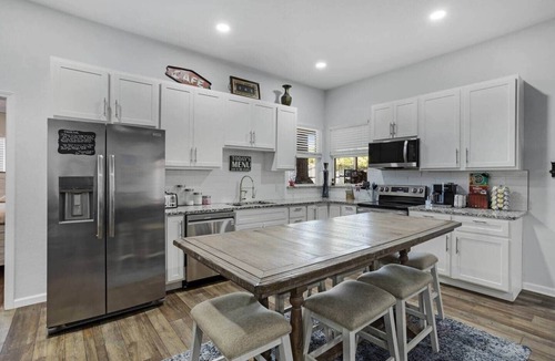 Kingston House | Lake Texoma Getaway | 7BR | w/Pavilion | Sleeps up to 16