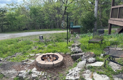 Eagle Rock Cabin | Lake View Cabin with Lake Access & Rooftop Patio