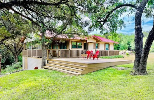 Granbury Cabin | Lake view & tree house vibes with 2 outdoor decks!