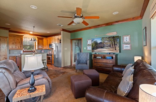 Granbury House | Lakefront 3BR Retreat Dock, Kayaks & Fire Pit