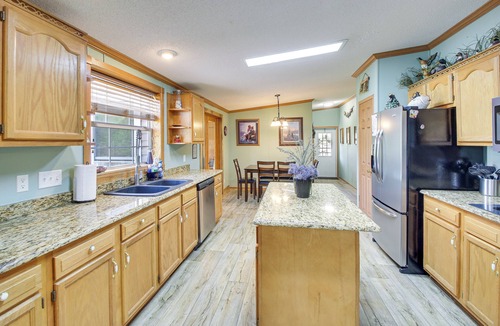 Mid America Cottage | Lakefront Arkansas Home w/Dock & Sunroom