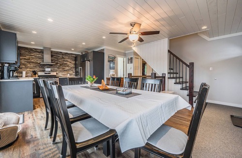 Lion's Head Cottage | LAKEFRONT| Boat Slip | Hot Tub