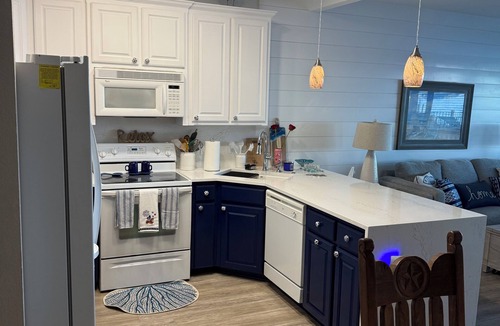 Granbury House | Lakefront Breezy Bungalow Chalet in Granbury