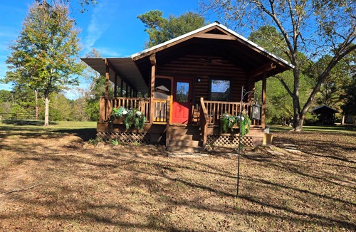 Daingerfield Cabin | Lakefront Cabin Little Red Hen