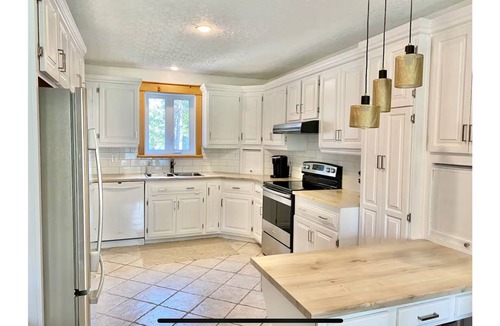 Frontenac Ski Chalet | Lakefront Chalet on Lac Mégantic | 4-Season Hot Tub