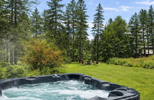 Frontenac Ski Chalet | Lakefront Chalet on Lac Mégantic | 4-Season Hot Tub