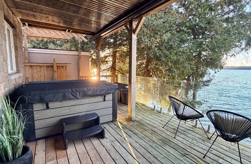 Roseneath Cottage | Lakefront Cottage w/New Hot Tub, Skiing Nearby, Games Room & Stunning Views
