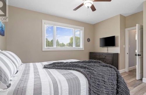 Bobcaygeon Cottage | Lakefront four bedroom cottage on Pigeon Lake! Long term rentals available
