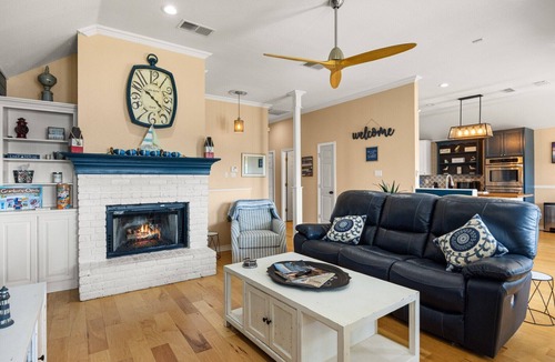 Granbury House | Lakefront home on peaceful cove .just steps from Granbury's historic square