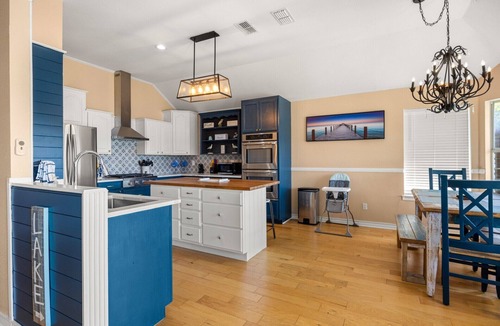 Granbury House | Lakefront home on peaceful cove .just steps from Granbury's historic square