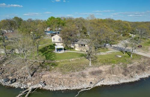 Grove House | Lakefront Home w/Shared Boat Ramp in Grove!