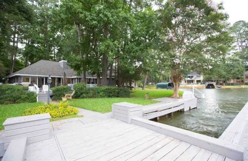 Walden on Lake Conroe House | LakeFront, Kayaks,Grill, Boat Dock, Deck, Netflix