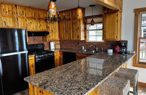 Guthrie House | Lakefront Lodge on Lake Guthrie — Sleeps 8, Private Dock, Stunning Views