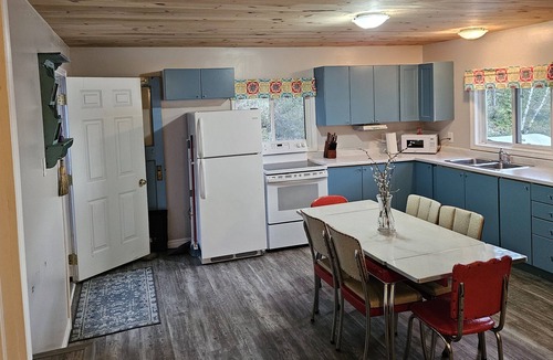 Twin Bay Cottage | Lakefront oasis.