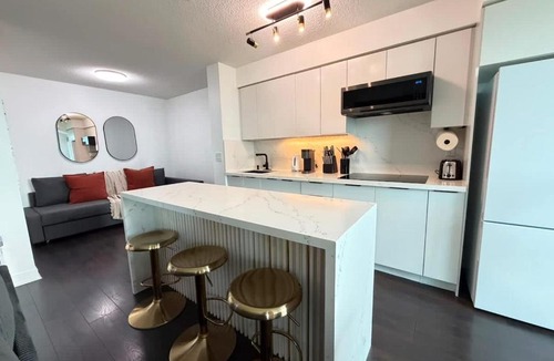 Humber Bay Apartment | Lakefront Oasis Modern 1BR w Den with Parking