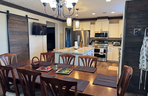 Lake View House | Lakefront quiet Charming 3-bedroom house with WiFi and AC in serene Shreveport.