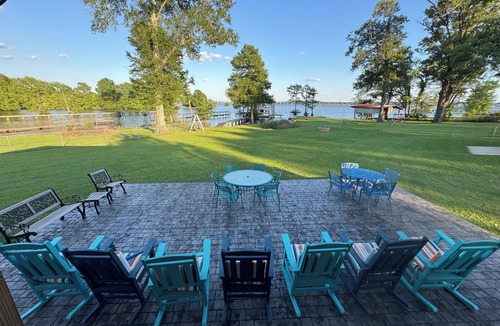 Lake View House | Lakefront quiet Charming 3-bedroom house with WiFi and AC in serene Shreveport.