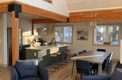 Algonquin Highlands House | Lakefront Sunset Retreat | 4BR, 3BA, Fast Wi-Fi