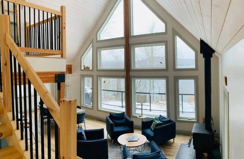 Algonquin Highlands House | Lakefront Sunset Retreat | 4BR, 3BA, Fast Wi-Fi