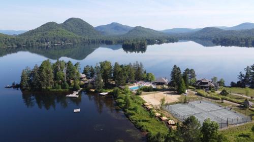 Lac Superieur Village House | Lakefront Studio with Resort Mountain View