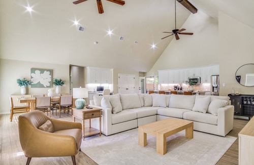 Granbury House | Lakefront w/Pool & Guest House – Hot Tub, Dock, Fire Pit & Peaceful Views