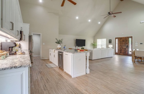 Granbury House | Lakefront w/Pool & Guest House – Hot Tub, Dock, Fire Pit & Peaceful Views