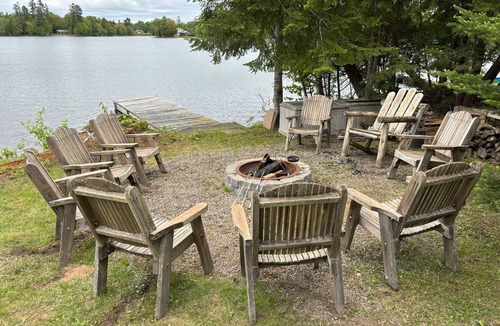 L'Amable Cottage | Lakehouse on beautiful Tait Lake in the wonderful town of Bancroft.