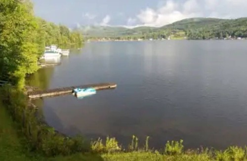 Saint-Hermenegilde Cottage | Lakeside cottage in Eastern Townships