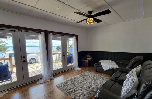 Deseronto House | Lakeside Escape