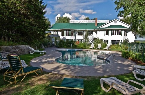 Otonabee-South Monaghan Cottage | Lakeside Getaway Perfect for Families: Playgrounds, Nature Trails & Adventure