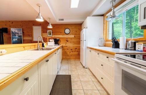 Leslie-Clapham-et-Huddersfield House | Lakeside Retreat with Hot Tub and Bunkie. Sleeps 10
