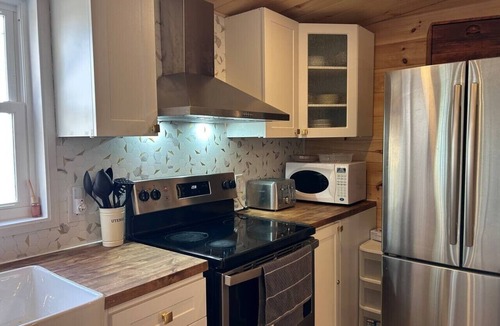 Cayamant House | Lakeside Therapy Blue Cottage on Lake Patterson