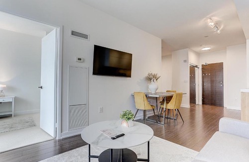 Bay Cloverhill Apartment | Lakeview 1 Bed 1 Den by Rogers Centre