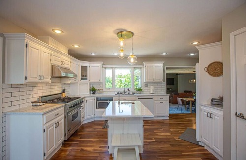 Manhattan House | Lakeview Luxury - Deck With View, 3 Family Rooms