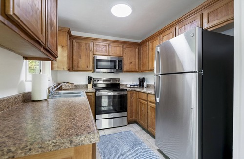 Garfield House | LAKEVIEW- Newly updated, minutes to marina