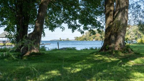 Harwood Villa | Lakeview Willow Bay Cottages in Harwood