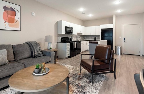 Pinch District Apartment | Landing | Amazing 1BD, Rooftop Lounge, Gym