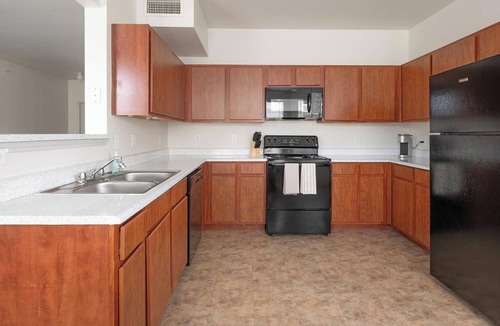 Humble Apartment | Landing | Amazing 2BD, Pool, Gym