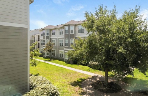 Humble Apartment | Landing | Amazing 2BD, Pool, Gym