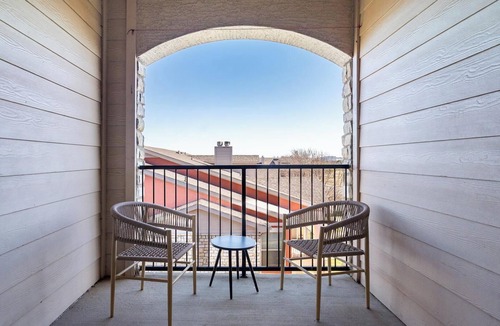 Fort Worth Apartment | Landing | Beautiful 1BD, Rooftop Lounge, Gym