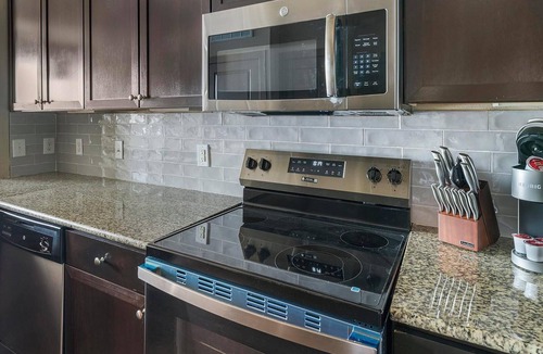 Barker Apartment | Landing | Beautiful 1BD, Courtyard, Pool