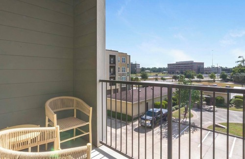 Barker Apartment | Landing | Beautiful 1BD, Courtyard, Pool