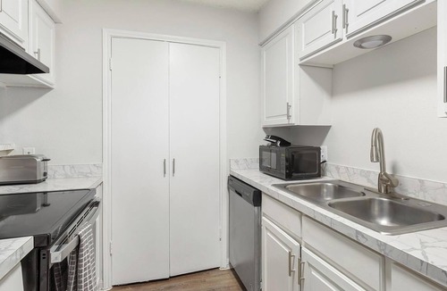 Denton Apartment | Landing | Beautiful 2BD, Courtyard, Gym