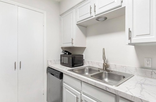 Denton Apartment | Landing | Beautiful 2BD, Courtyard, Gym