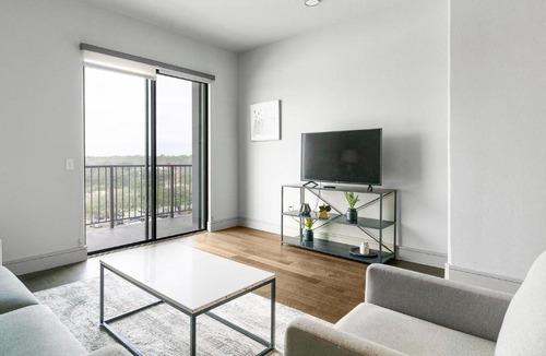Houston Apartment | Landing Beautiful 2BD Pool Tennis Court